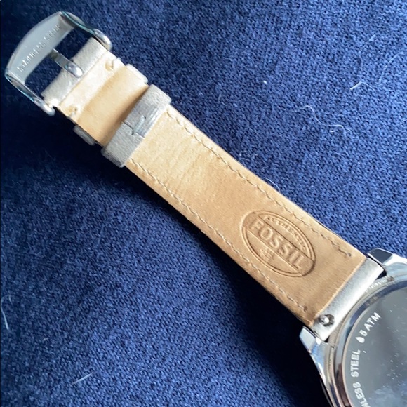 Fossil watch with grey leather band - Picture 3 of 4